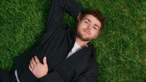 ALÉM DE “ORDINARY”: CONHEÇA ALEX WARREN, A NOVA SENSAÇÃO DO POP MUNDIAL