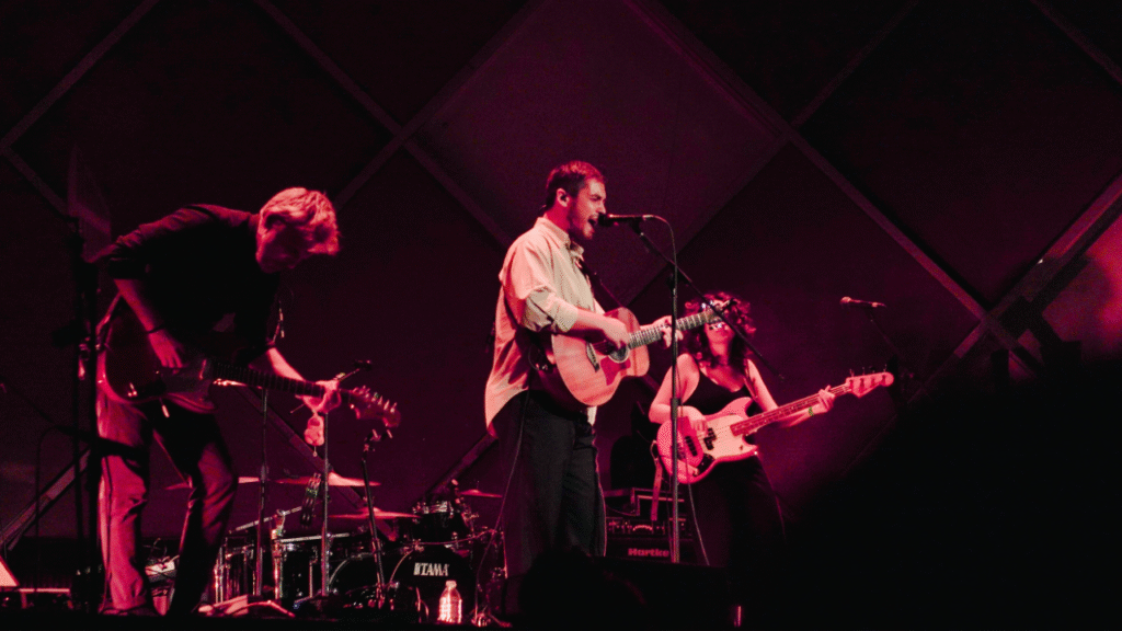 ALE SATER TERNO REI ABERTURA BANDA BÔA FOTO GABRIELLE MITSUE PARA ON REPLAY