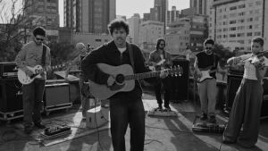 NO CAOS, OS DETALHES: UMA ESCUTA DE “AS CORES, AS CURVAS E AS DORES DO MUNDO”